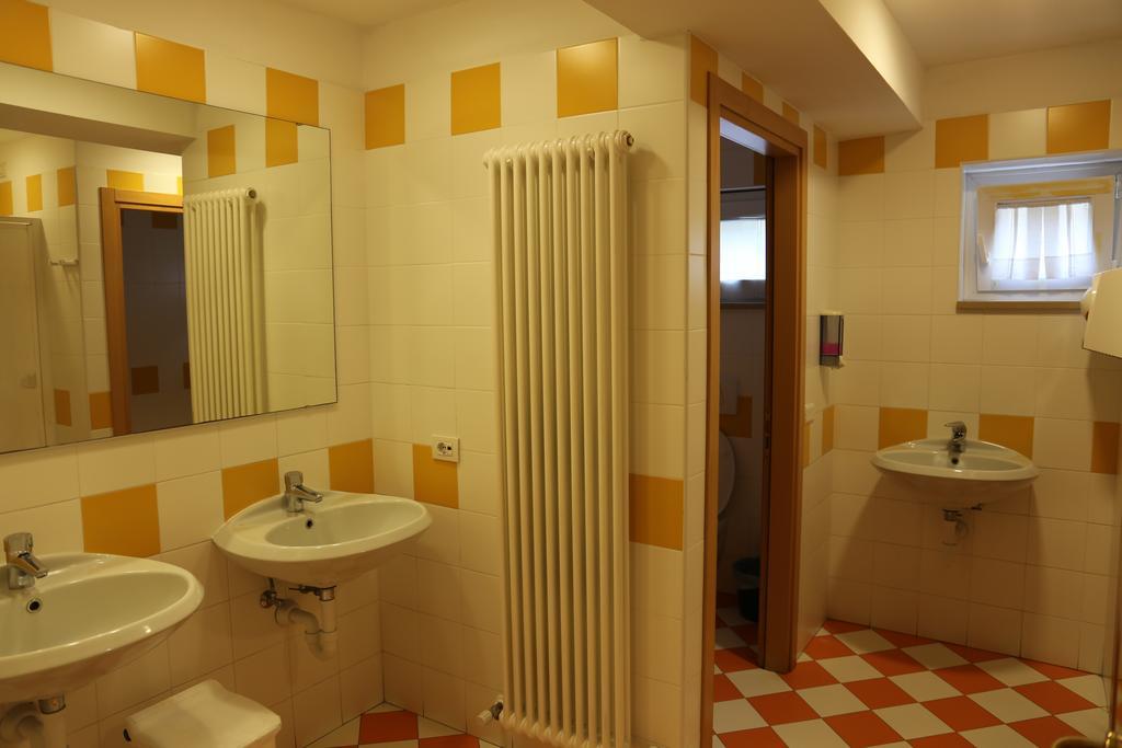 Ostello Della Gioventu Benacus Riva del Garda Buitenkant foto